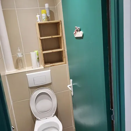 Quarto em Acomodações Particulares Private Room-4 In Hannana Apartment- 2 Min Walk To Tram 12 Min To Train Station 15 Min To Massena Place *