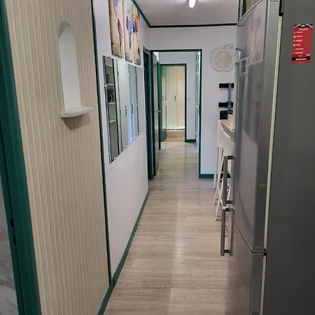 Quarto em Acomodações Particulares Private Room-4 In Hannana Apartment- 2 Min Walk To Tram 12 Min To Train Station 15 Min To Massena Place