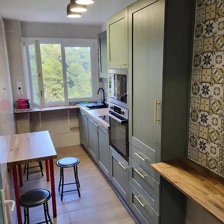 Private Room-4 In Hannana Apartment- 2 Min Walk To Tram 12 Min To Train Station 15 Min To Massena Place *