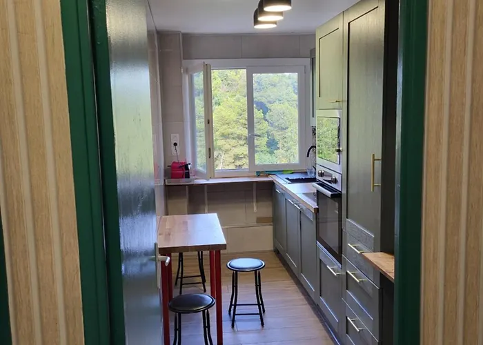 Private Room-4 In Hannana Apartment- 2 Min Walk To Tram 12 Min To Train Station 15 Min To Massena Place